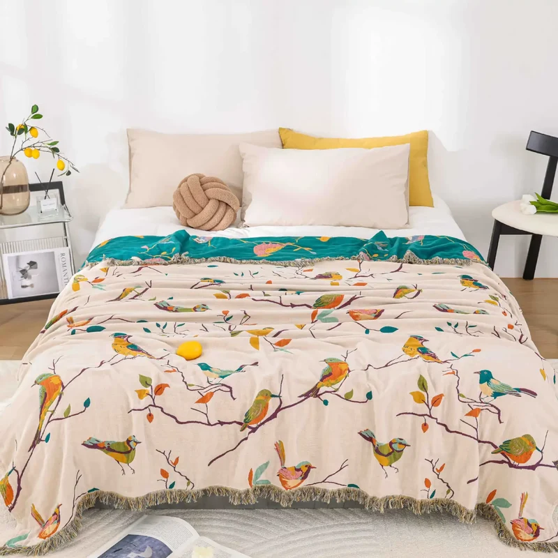 Bezaubernde Baumwoll-Tagesdecke mit Blumenmuster für gemütliche Sommertage.