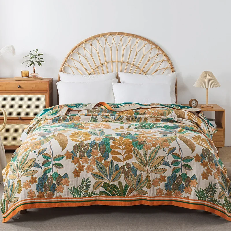 Bezaubernde Baumwoll-Tagesdecke mit Blumenmuster für gemütliche Sommertage.