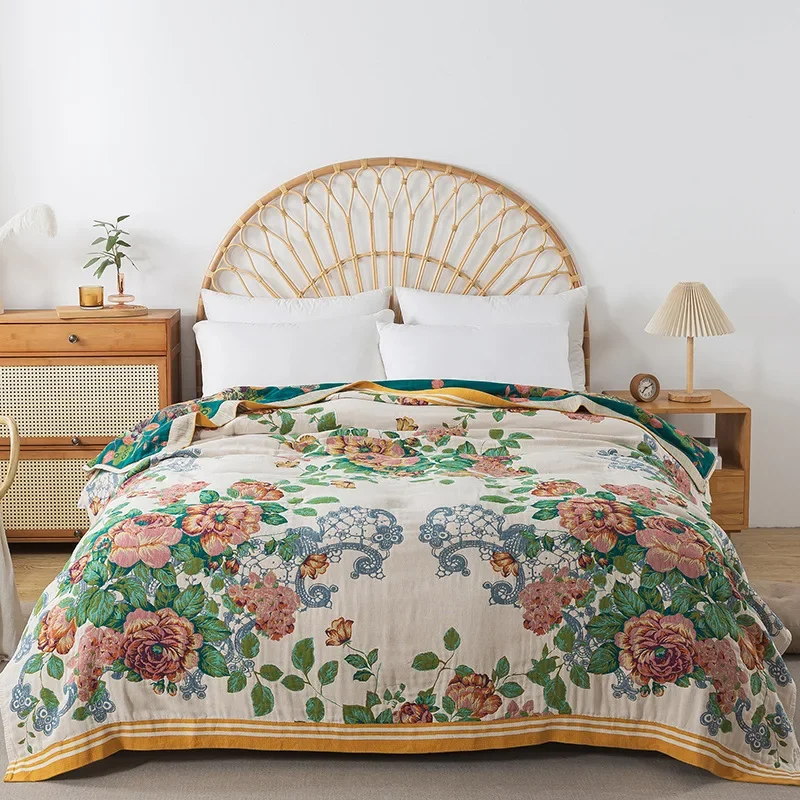Bezaubernde Baumwoll-Tagesdecke mit Blumenmuster für gemütliche Sommertage.
