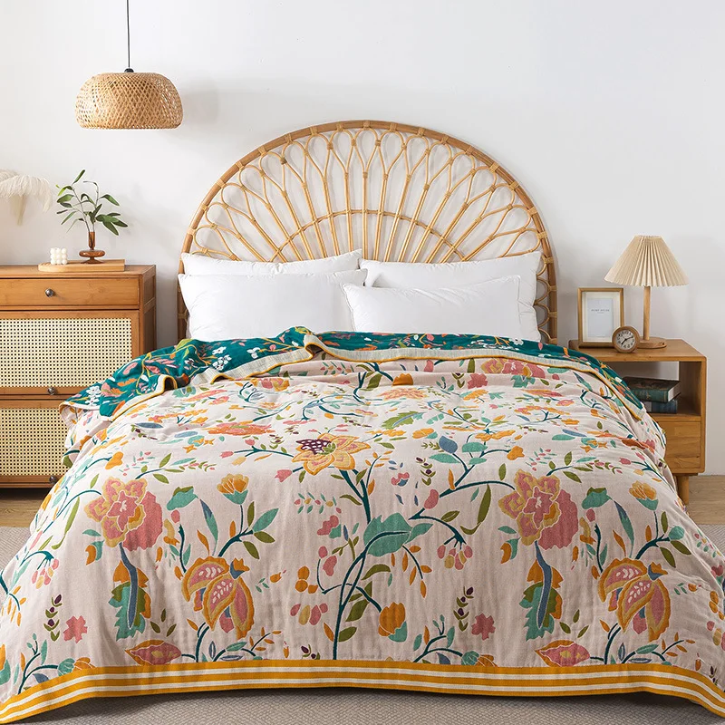 Bezaubernde Baumwoll-Tagesdecke mit Blumenmuster für gemütliche Sommertage.
