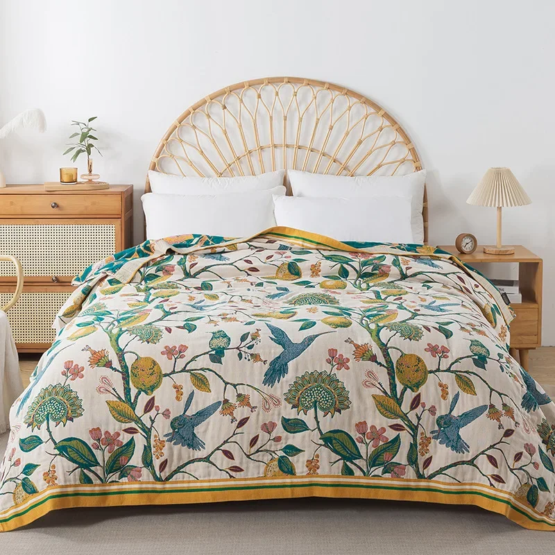 Bezaubernde Baumwoll-Tagesdecke mit Blumenmuster für gemütliche Sommertage.