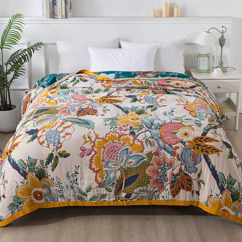 Bezaubernde Baumwoll-Tagesdecke mit Blumenmuster für gemütliche Sommertage.