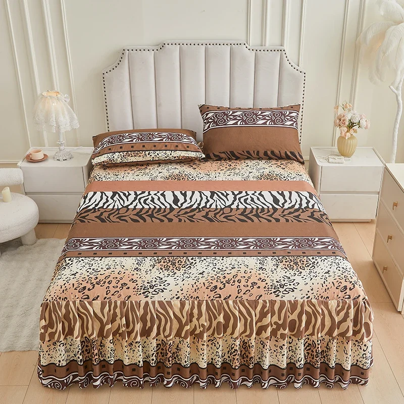 Verwandeln Sie Ihr Schlafzimmer mit unserem floralen Bettrock- und Kissenbezug-Set