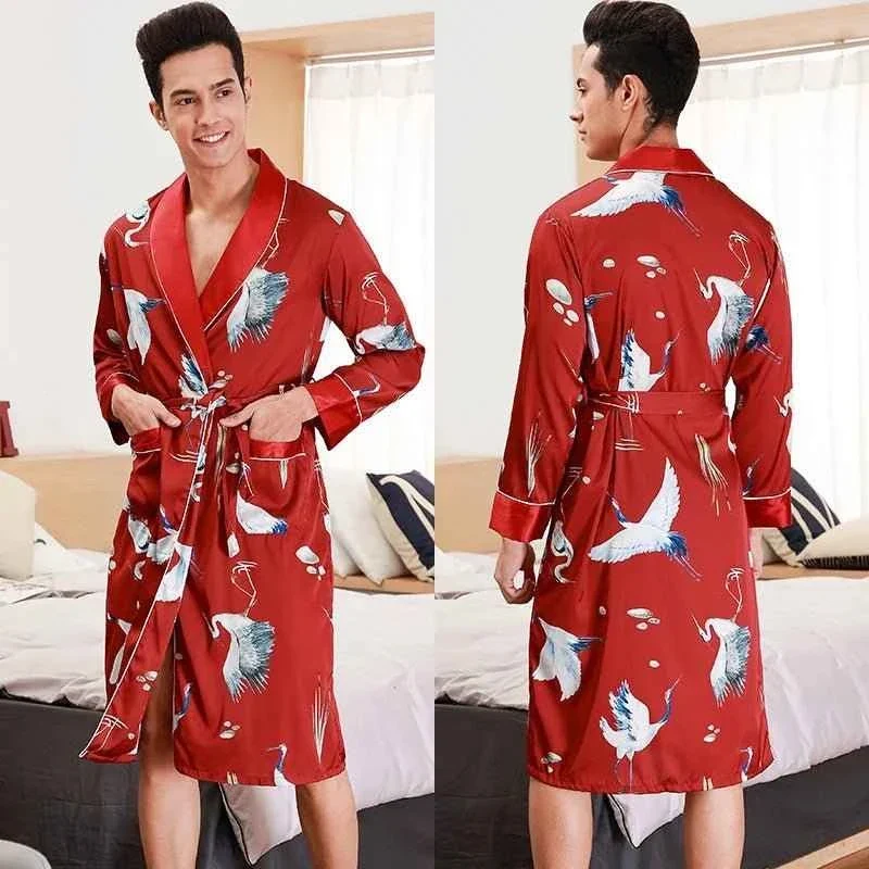 Kimono-Bademantel aus Seidensatin für Herren mit goldenem Drachenmotiv, knielang
