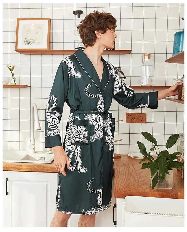 Kimono-Bademantel aus Seidensatin für Herren mit goldenem Drachenmotiv, knielang