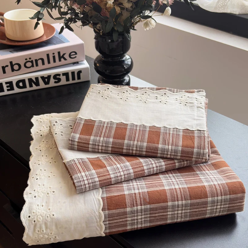 Süßes, weißes Baumwoll-Bettwäscheset mit atmungsaktivem, kariertem Spannbettlaken und Kissenbezügen für Einzel- und Doppelbetten.