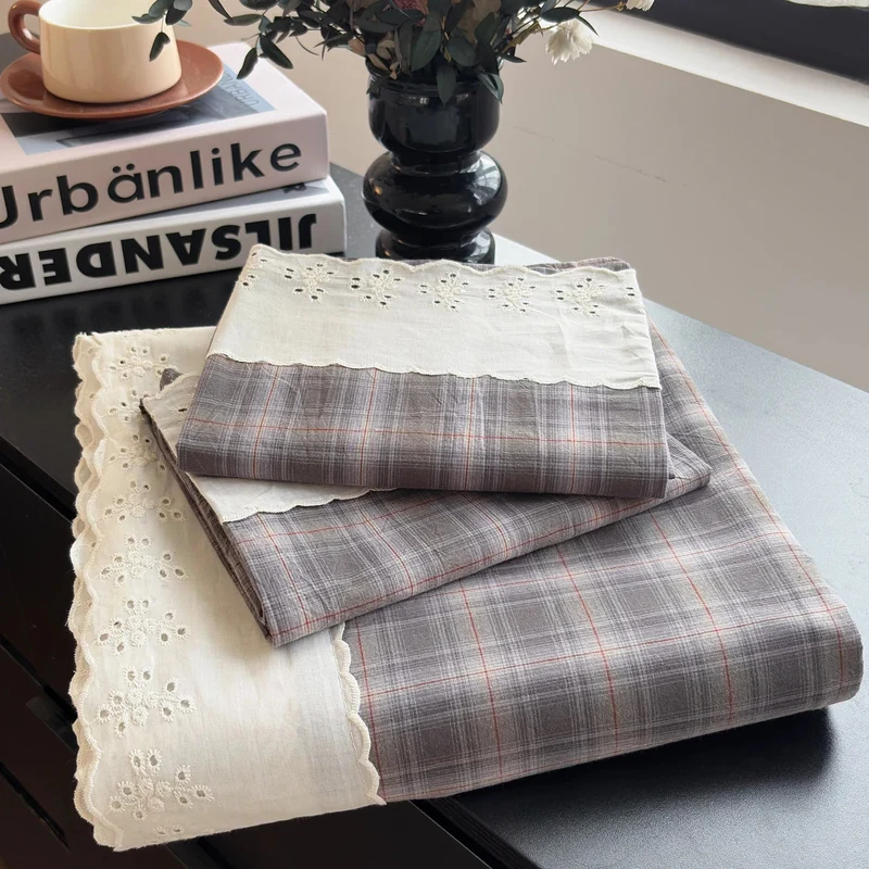 Süßes, weißes Baumwoll-Bettwäscheset mit atmungsaktivem, kariertem Spannbettlaken und Kissenbezügen für Einzel- und Doppelbetten.