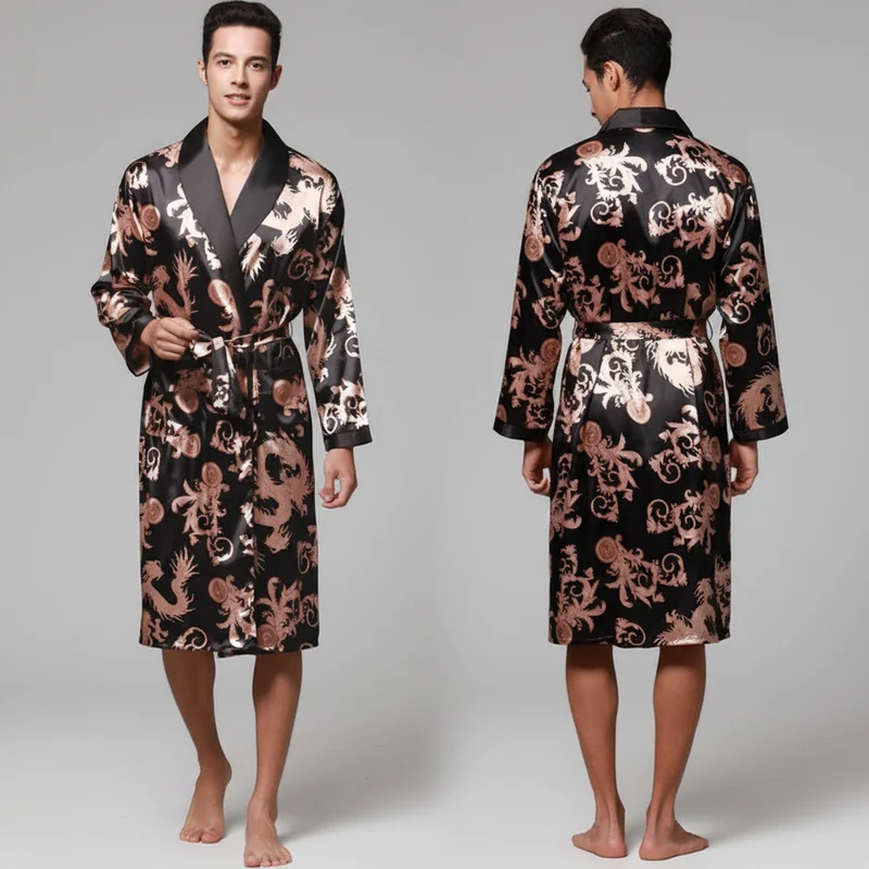Herren-Pyjama-Set aus Satin: Langarmhemd und Hose aus Eisseide, Bademantel mit Tasche