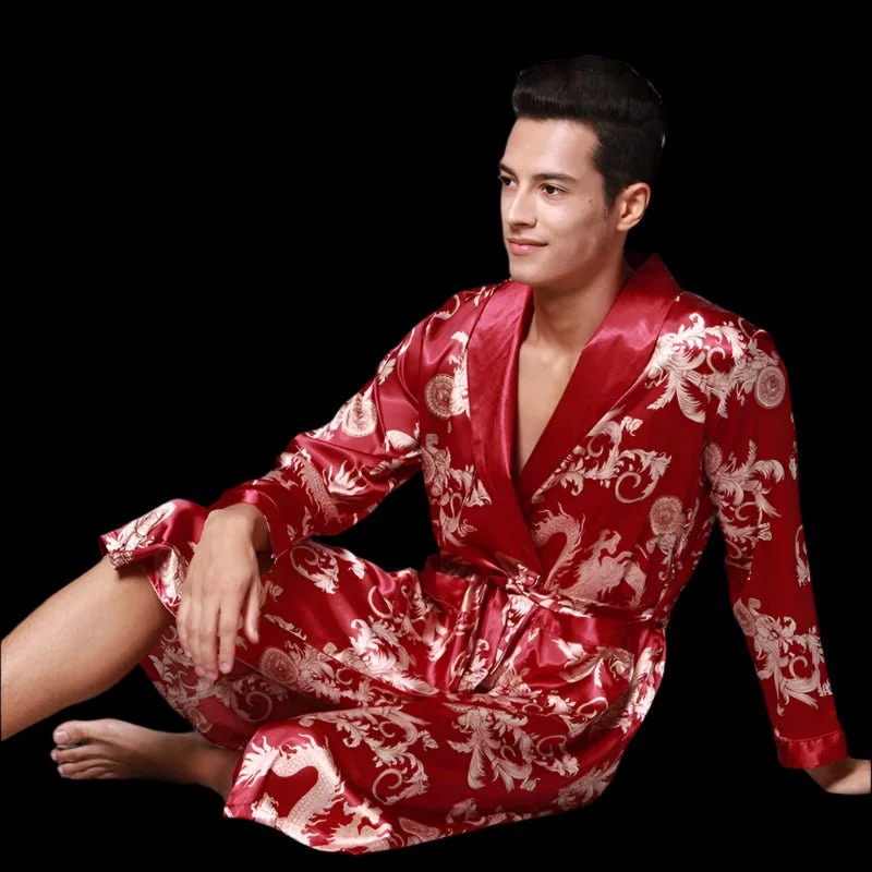 Herren-Pyjama-Set aus Satin: Langarmhemd und Hose aus Eisseide, Bademantel mit Tasche