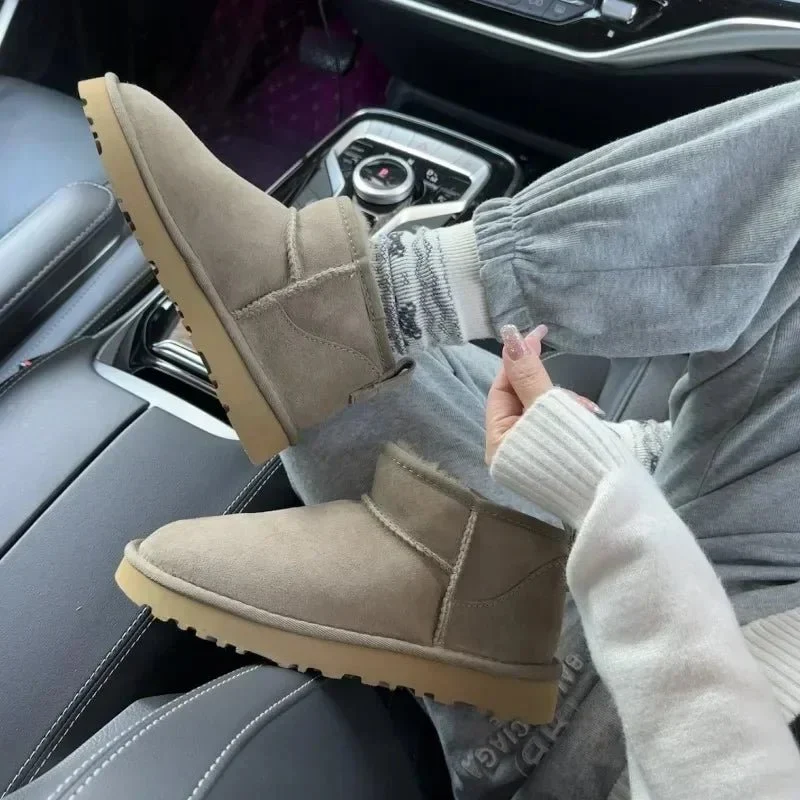 Stilvolle Winterstiefel aus Lammfell und Leder für ultimative, lässige Wärme
