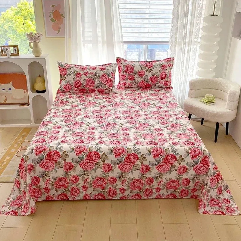 Bettwäsche mit rotem Blumenmuster – erhältlich in den Größen Doppelbett, Einzelbett, Queensize und Kingsize.
