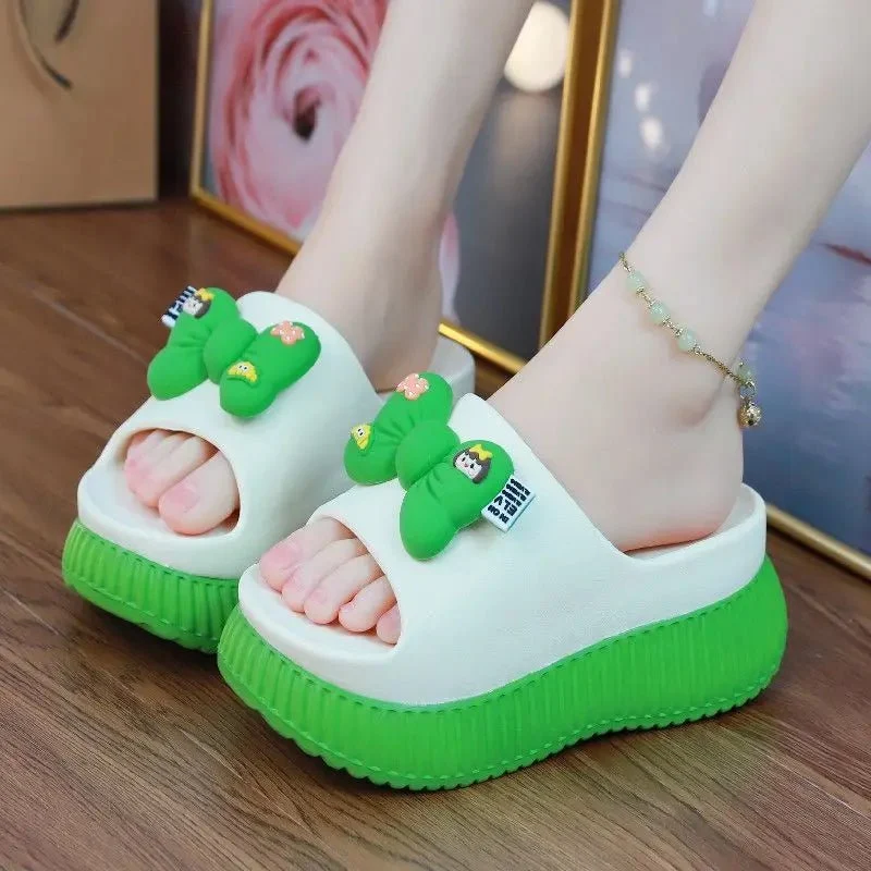 Steigern Sie Ihren Komfort mit Damen-Sommer-Plateau-Slippern.