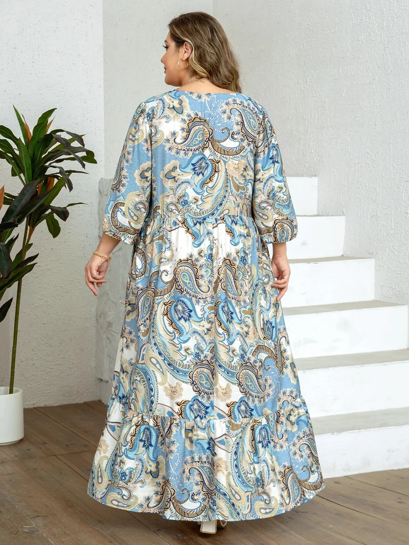 Entdecken Sie Komfort und Stil mit unserem Plus-Size-Paisleykleid mit V-Ausschnitt